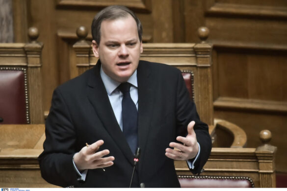 Δικογραφία Καραμανλή: «Παράδειγμα προς αποφυγή το μοντέλο Τριαντόπουλου» λένε κόμματα της αντιπολίτευσης