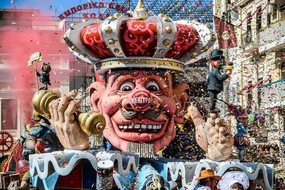 Πατρινό Καρναβάλι: “Λαοθάλασσα” από πιτσιρικάδες στην παρέλαση της Κυριακής – Πάνω από 20.000 άτομα – Ποιες αλλαγές θα γίνουν