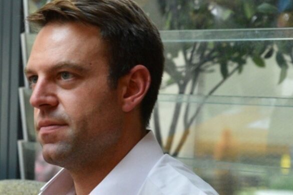 Για ποιο λόγο ο Στέφανος Κασσελάκης έχει αναλάβει τον ρόλο του ηγέτη του αντι-ΣΥΡΙΖΑ μετώπου και επιτίθεται στον Τσίπρα.