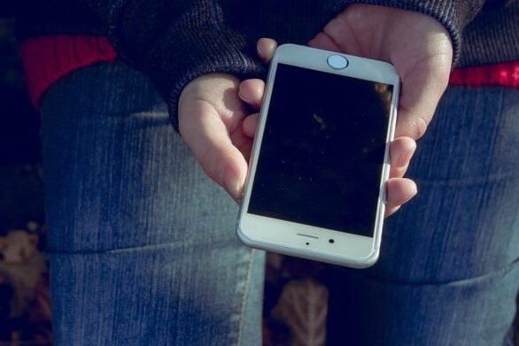 Πάτρα: Η πρώτη αποβολή μαθητή για χρήση κινητού στο σχολείο