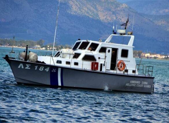 Άνδρος: Φορτηγό πλοίο προσάραξε σε βράχους