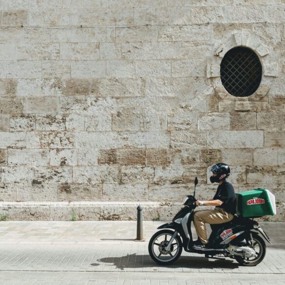 Πάτρα: Στους δρόμους οι «ντελιβεράδες» – Διαμαρτυρία στην πλ. Γεωργίου