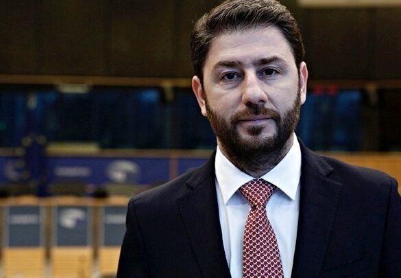 Το πρώτο «άτυπο» ντιμπέιτ Ανδρουλάκη και Μητσοτάκη στο Ευρωπαϊκό Κοινοβούλιο