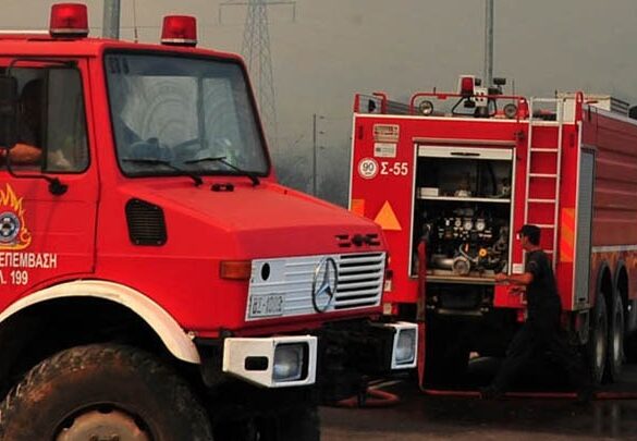 Υπό μερικό έλεγχο πυρκαγιά σε επαγγελματικό χώρο εμπορίας ξυλείας στην Ελευσίνα