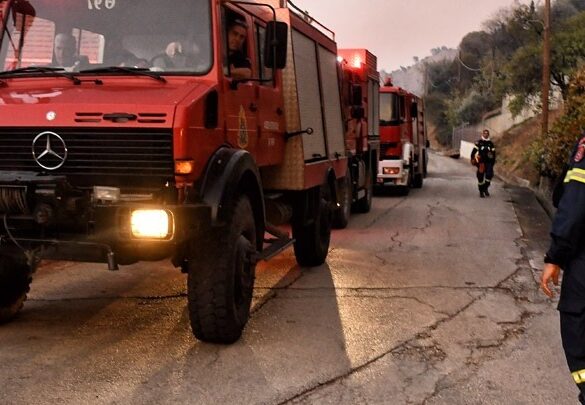 «Μαίνεται» ακόμα η πυρκαγιά στο Ξυλόκαστρο – Νέο μήνυμα του 112