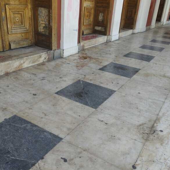 Πάτρα: Κατασκήνωση στο Δημοτικό Θέατρο από ομάδες ρομά