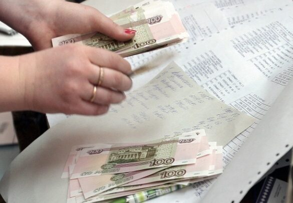 Το ρωσικό ρούβλι πέφτει σχεδόν 30% μετά τις νέες κυρώσεις