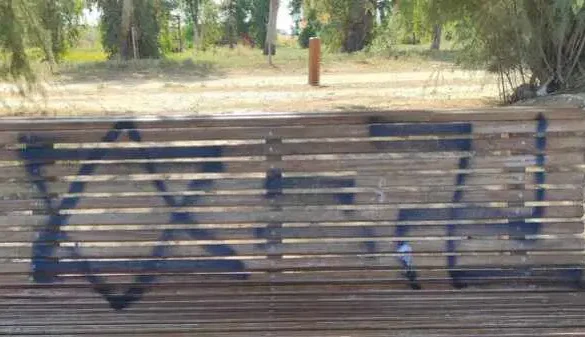 Πάτρα: Βανδαλισμοί στο Έλος της Αγυιάς – Έγραψαν συνθήματα στους πυργίσκους (Φωτογραφία)