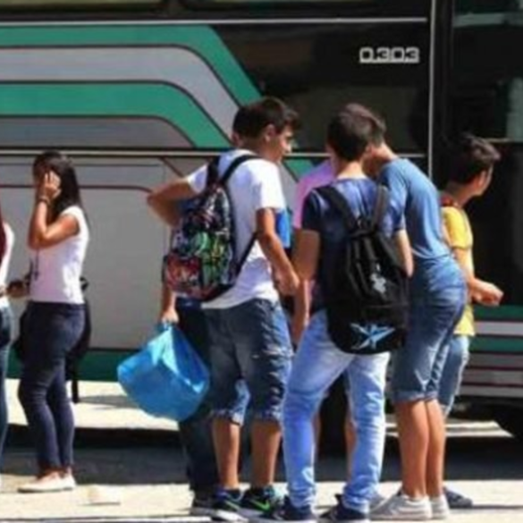 Όσα αλλάζουν στις σχολικές εκδρομές: Πότε αποβάλλονται μαθητές – Τι ευθύνες έχουν οι συνοδοί – καθηγητές