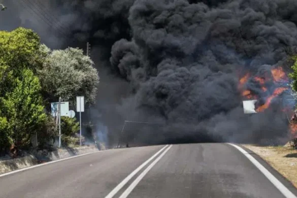 Ηλεία: Σε τρία μέτωπα η φωτιά – Αναφορές για καμμένα σπίτια – Στα Κρέστενα σήμερα ο Θεοδωρικάκος